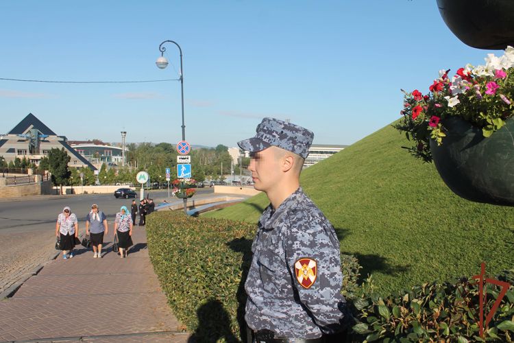 Военнослужащие Росгвардии приняли участие в обеспечении безопасности крестного хода в Казани