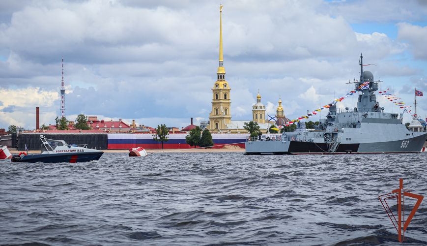 Росгвардия обеспечила безопасность репетиции парада ко Дню ВМФ в Санкт-Петербурге