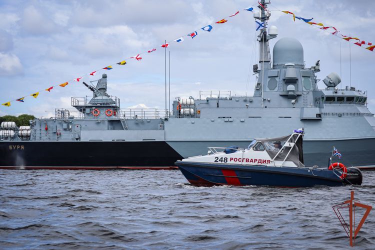 Росгвардия обеспечила безопасность репетиции парада ко Дню ВМФ в Санкт-Петербурге