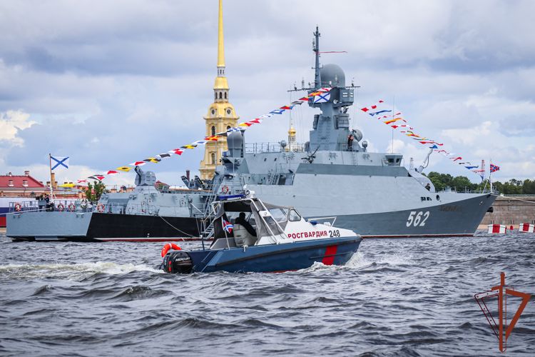 Росгвардия обеспечила безопасность репетиции парада ко Дню ВМФ в Санкт-Петербурге