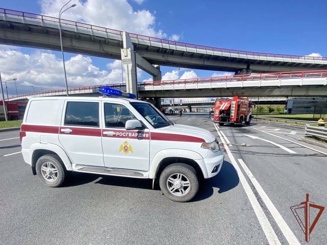  Росгвардейцы оказали содействие в тушении пожара в Санкт-Петербурге