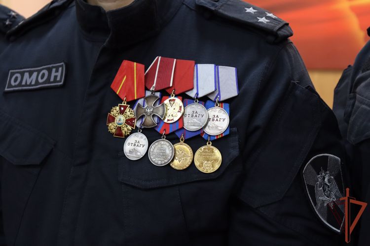 Командующий Восточным округом Росгвардии вручил госнаграды сотрудникам ведомства в Амурской области 