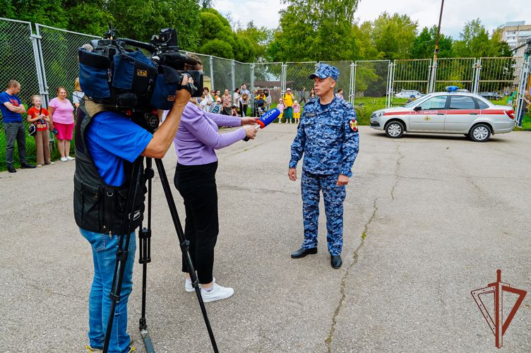 Кинологи из Росгвардии встретились с волонтерами новгородского молодежного центра (видео)