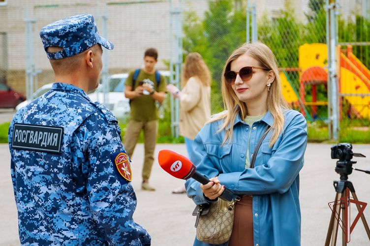 Кинологи из Росгвардии встретились с волонтерами новгородского молодежного центра (видео)
