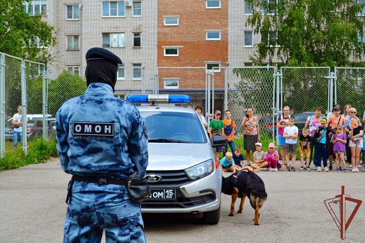 Кинологи из Росгвардии встретились с волонтерами новгородского молодежного центра (видео)