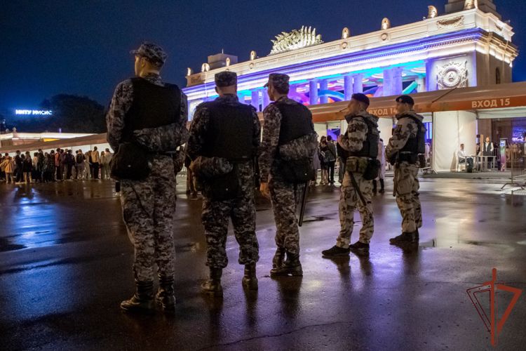  Общественный порядок на  выпускных вечерах в Москве обеспечили росгвардейцы