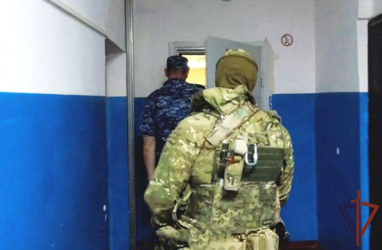 ОМОН Росгвардии задержал в Крыму подозреваемых в получении взяток 