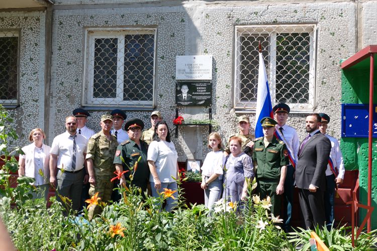 Мемориальную доску в честь погибшего росгвардейца установили на жилом доме в Омске