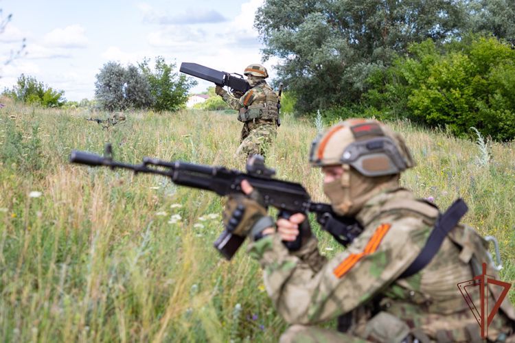 Росгвардейцы перехватывают и приземляют БПЛА противника в ЛНР (видео)