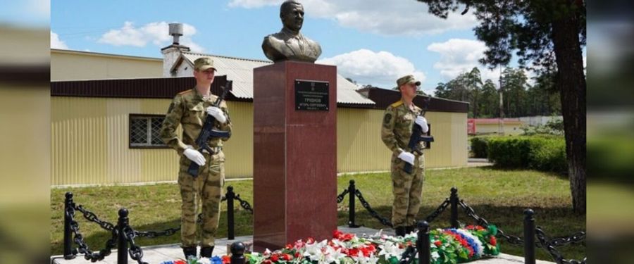 Память Героя России генерал-полковника Игоря Груднова увековечили в Улан-Удэ 