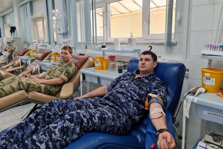 Более двадцати росгвардейцев пополнили банк крови медучреждений Югры