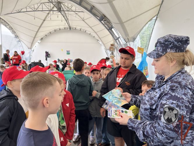 Столичные росгвардейцы провели для участников детского городского клуба «Лето Побед» тематическое занятие
