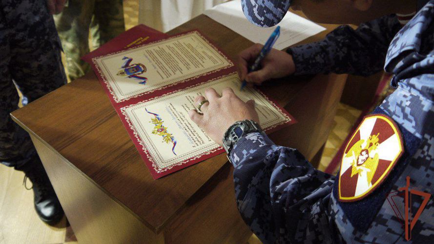 Сотрудники Росгвардии в ЛНР приняли присягу