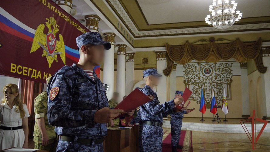 Сотрудники Росгвардии в ЛНР приняли присягу