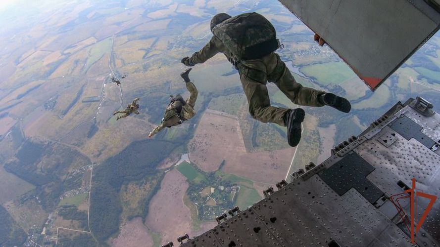 В День парашютиста спецназовцы Росгвардии готовятся к сбору по десантной подготовке