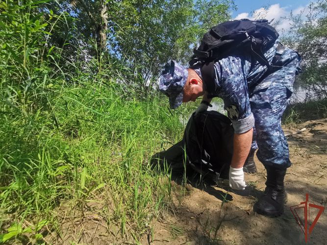  В рамках традиционной акции «Эко-марафон» росгвардейцы очистили от мусора берег реки Китой в Приангарье