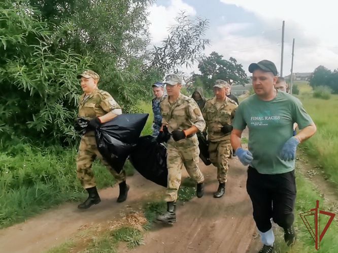 В рамках традиционной акции «Эко-марафон» росгвардейцы очистили от мусора берег реки Китой в Приангарье