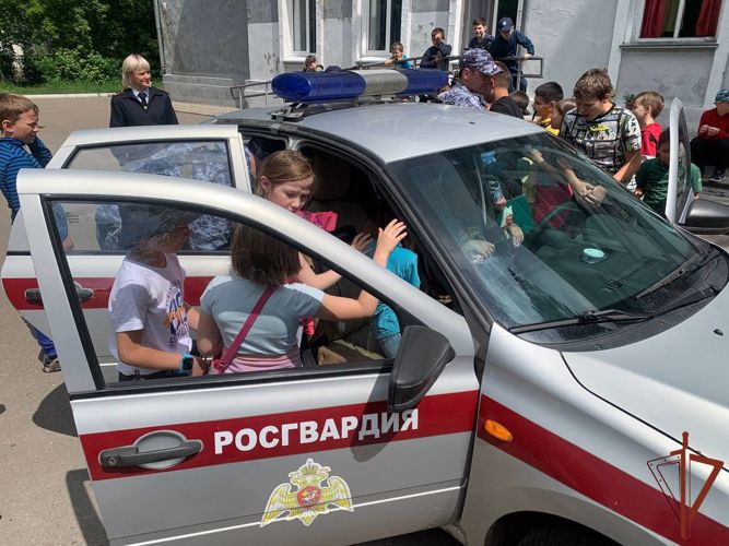 В Сибири росгвардейцы организовали активный отдых для школьников в дни летних каникул