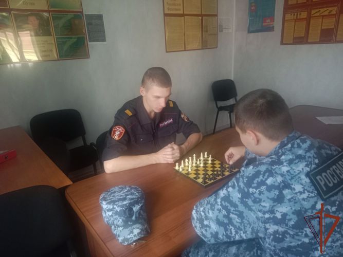 В Международный день шахмат росгвардейцы провели турниры на Урале