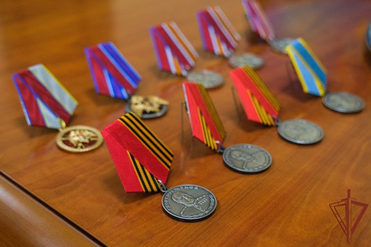 Офицерам Уральского округа Росгвардии вручены государственные награды