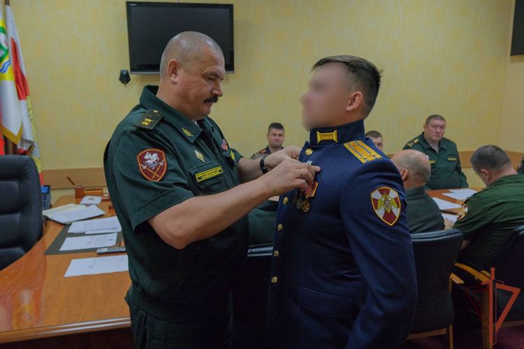 Офицерам Уральского округа Росгвардии вручены государственные награды