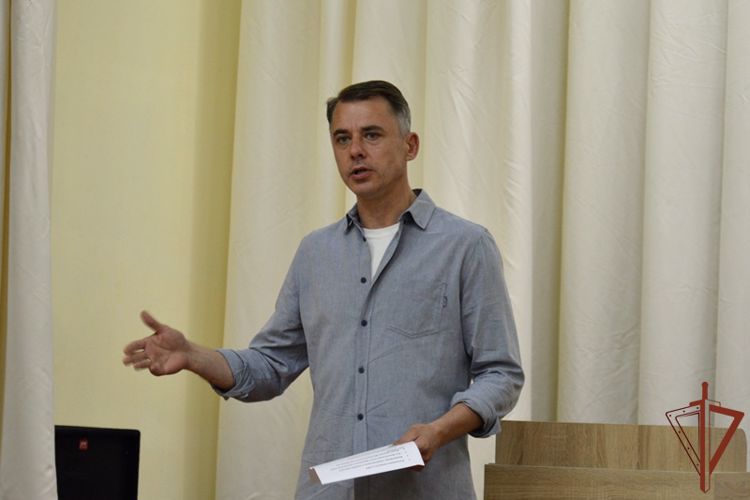 Киноактер Игорь Петренко встретился с росгвардейцами в Алтайском крае