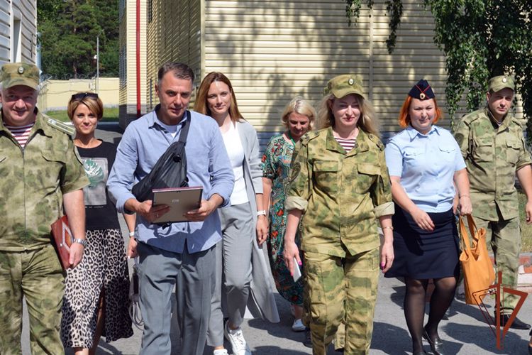 Киноактер Игорь Петренко встретился с росгвардейцами в Алтайском крае