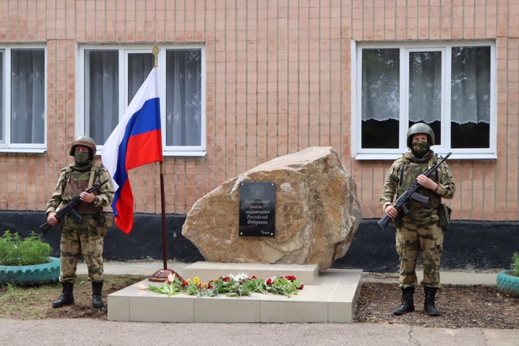 Военнослужащие Росгвардии открыли мемориал защитникам Родины в ЛНР 