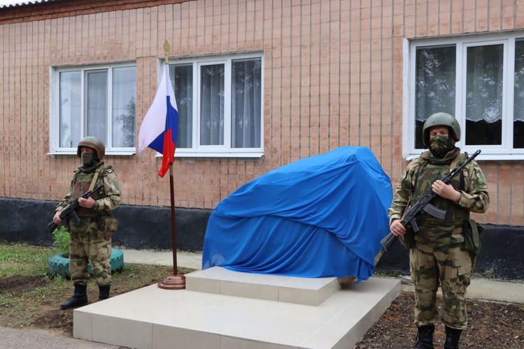 Военнослужащие Росгвардии открыли мемориал защитникам Родины в ЛНР 