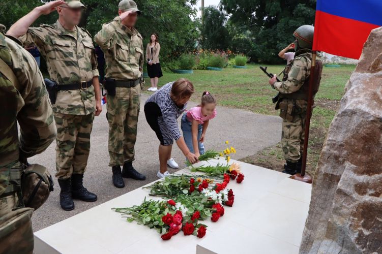 Военнослужащие Росгвардии открыли мемориал защитникам Родины в ЛНР 