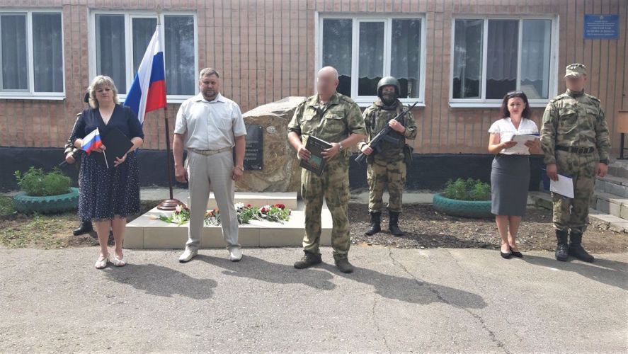 Военнослужащие Росгвардии открыли мемориал защитникам Родины в ЛНР 