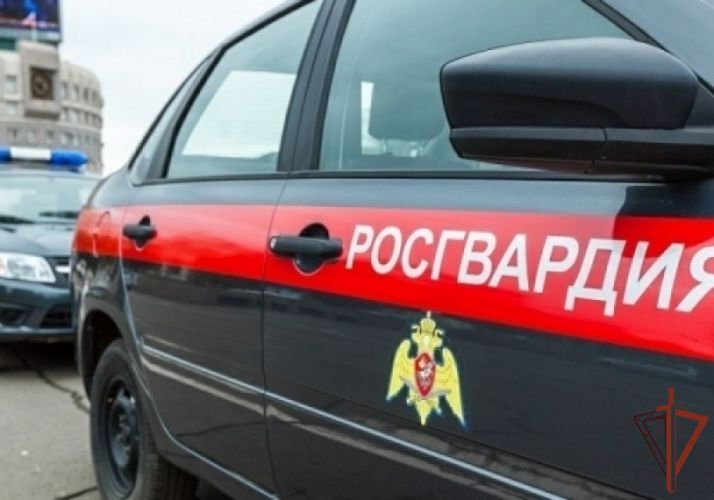 Росгвардеец помог запертому в машине ребёнку в Москве