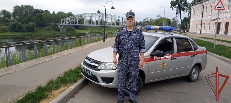 Росгвардеец не дал утонуть подростку в Новгородской области