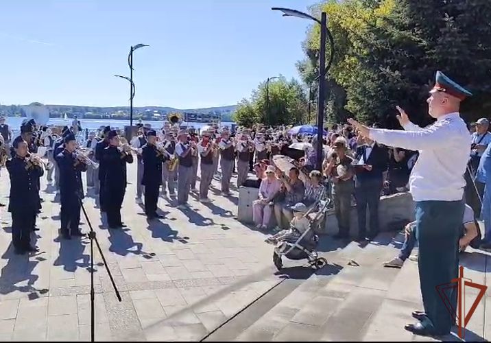 Оркестр Росгвардии поздравил жителей Нижнего Тагила с Днем города (видео)