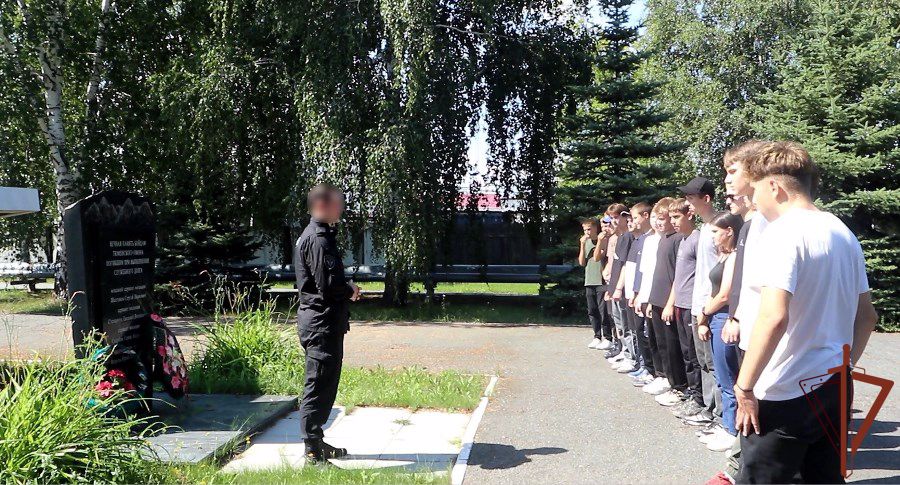 Сотрудники ОМОН участвуют в проекте «Каникулы с Росгвардией» в Тюмени