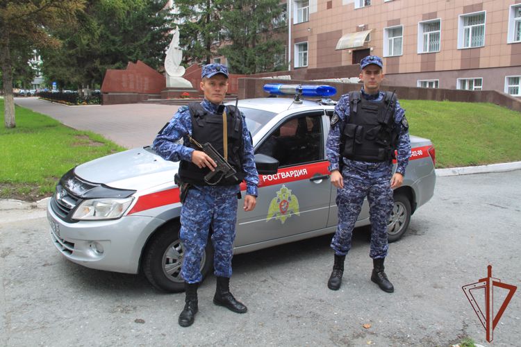 Наряд Росгвардии спас четырех жильцов из горящей квартиры в Новосибирске