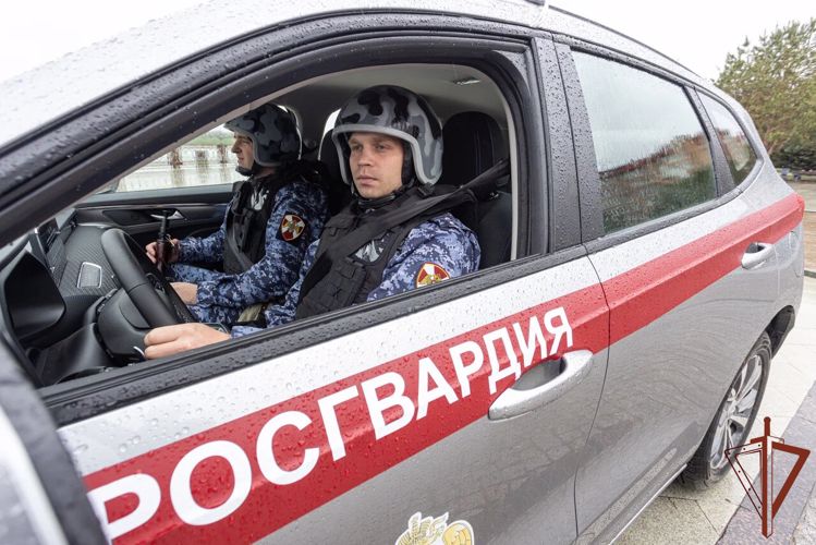 Росгвардейцы оперативно доставили в медучреждение попавшую в ДТП беременную жительницу Астрахани