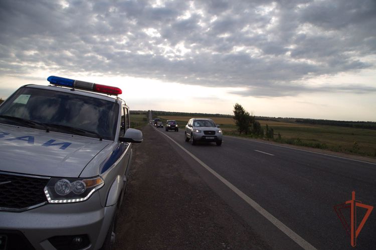 Росгвардейцы обеспечили безопасную доставку гуманитарной помощи жителям Донбасса