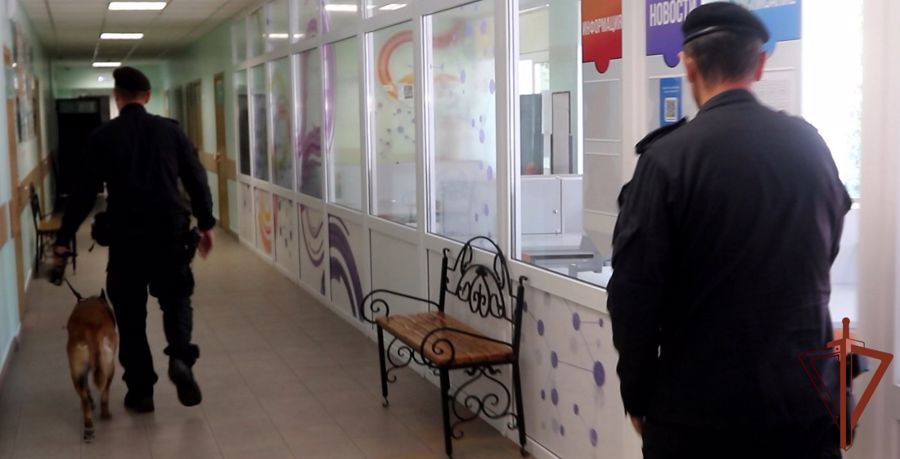Росгвардия познакомила тюменских журналистов с порядком подготовки учреждений образования к новому учебному году (видео)