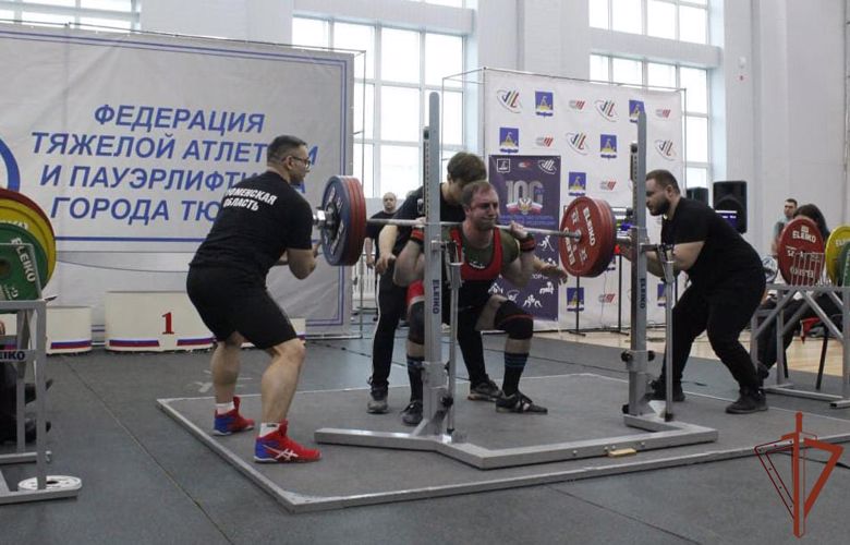 Спортсмен Росгвардии стал победителем Кубка по пауэрлифтингу на Урале