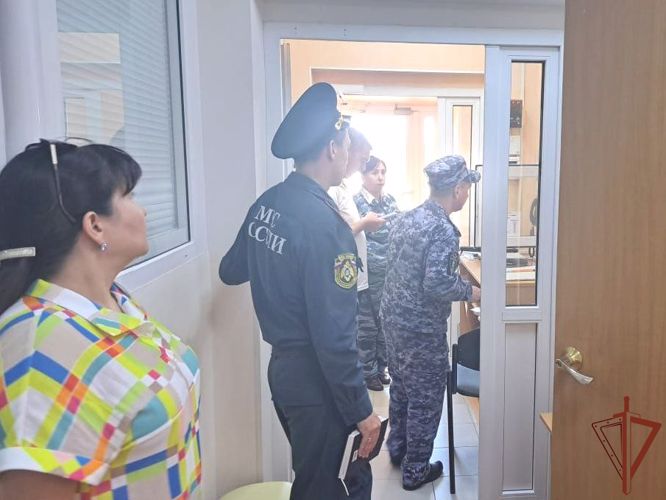 Росгвардия рассказала журналистам Югры о проверке объектов образования к новому учебному году (видео)