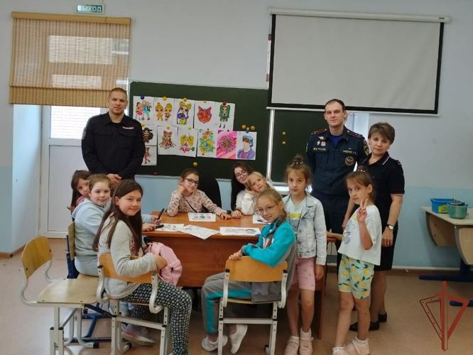 Росгвардейцы участвуют во всероссийском ведомственном  проекте  «Каникулы с Росгвардией» в Югре и Зауралье