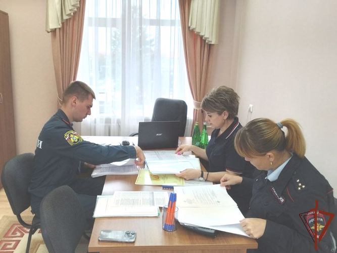Росгвардия рассказала журналистам Югры о проверке объектов образования к новому учебному году (видео)