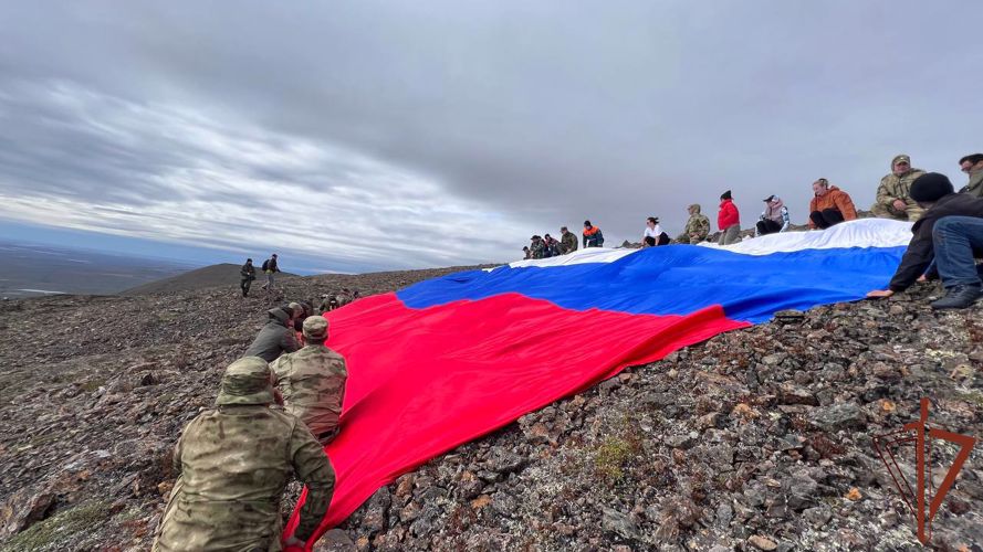 Росгвардейцы на Чукотке развернули российский триколор на вершине горы Дионисия