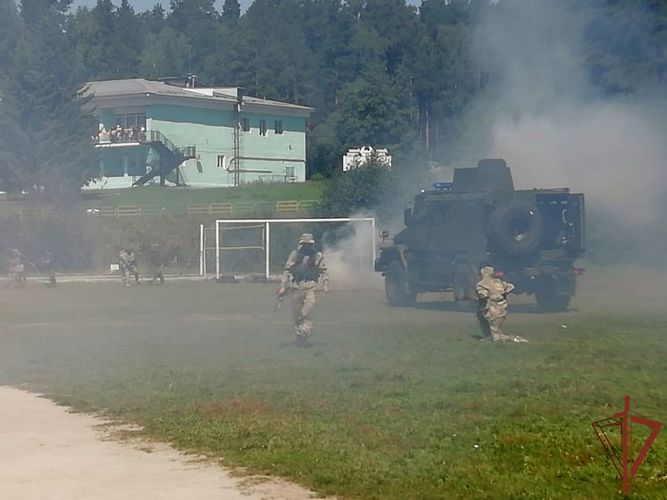 Бойцы ОМОН «Таганай» в рамках акции «Каникулы с Росгвардией» провели для своих подшефных «Зарницу»