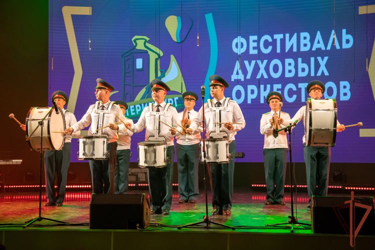 Творческие коллективы Уральского округа Росгвардии поздравили жителей Екатеринбурга с 300-летием города (видео)