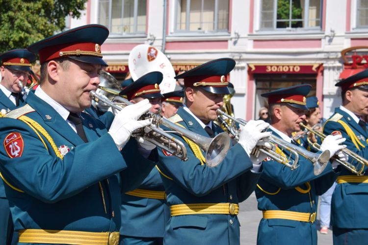 Оркестры Росгвардии поздравили жителей Нижнего Новгорода 802-летием города