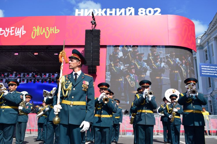 Оркестры Росгвардии поздравили жителей Нижнего Новгорода 802-летием города