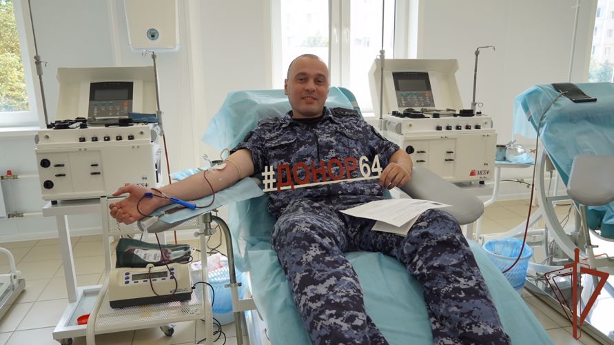 Сотрудники Росгвардии поддержали ведомственную акцию «От сердца к сердцу» в Саратове