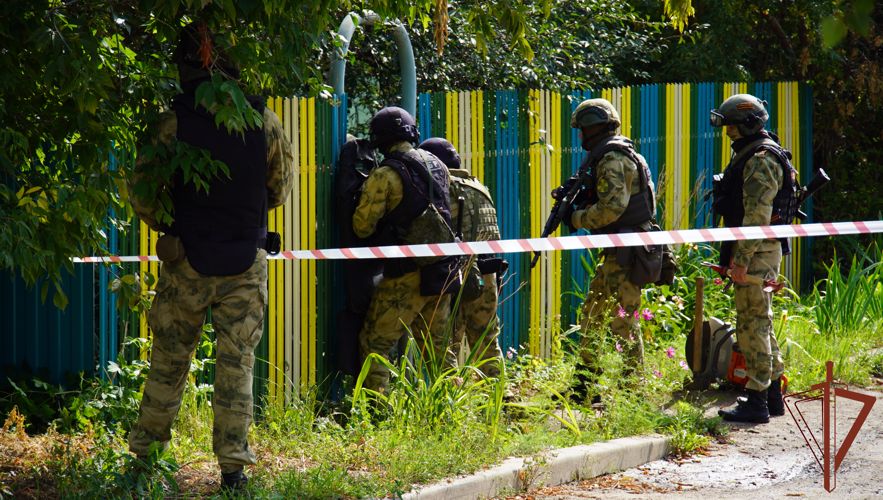 Спецназ Росгвардии задержал в Чебоксарах мужчину с похожим на гранату предметом